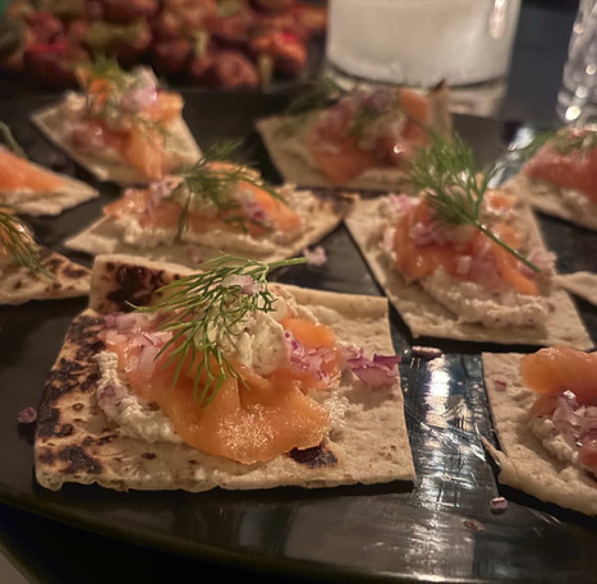 Mjukt tunnbröd med crème fraiche, rökt lax, rödlök och dill