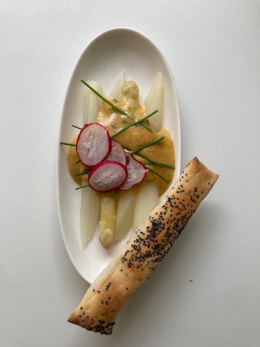 Vit sparris med brynt smör hollandaise, gräslök och ett ugnsbakat tunnbrödschips med vallmofrön